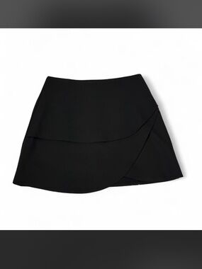 SHEIN-Women's black skirt with layer detail in the front-Size: L.